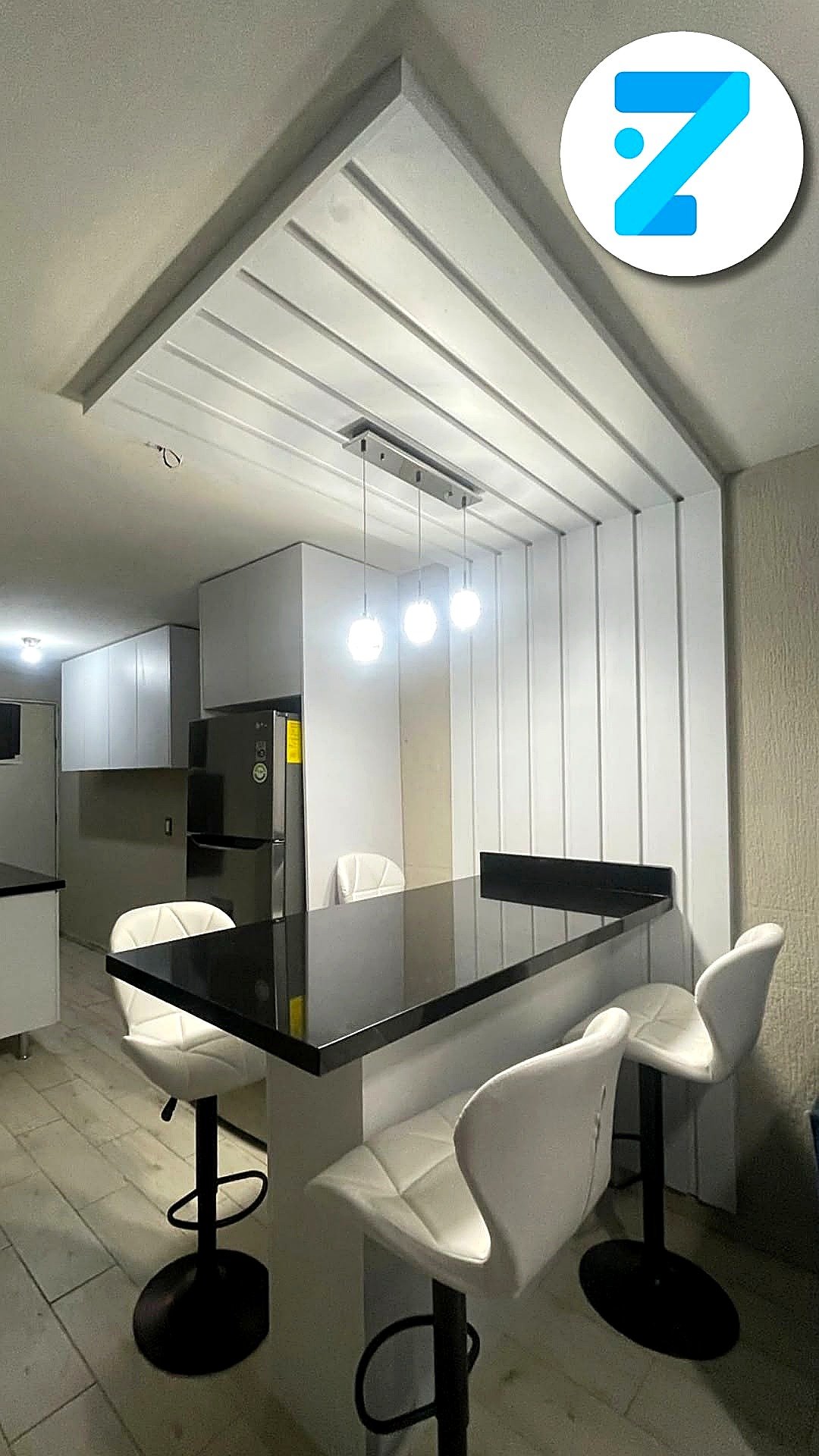 Barra desayunadora moderna instalada en Guadalajara